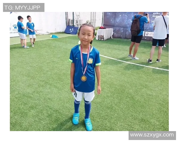 小男孩追逐足球梦想成为明星的成长故事与奋斗历程