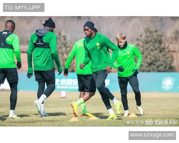 绿色头发的足球明星女性展现独特魅力与运动精神的完美结合 绿色头发的足球明星女性展现独特魅力与运动精神的完美结合